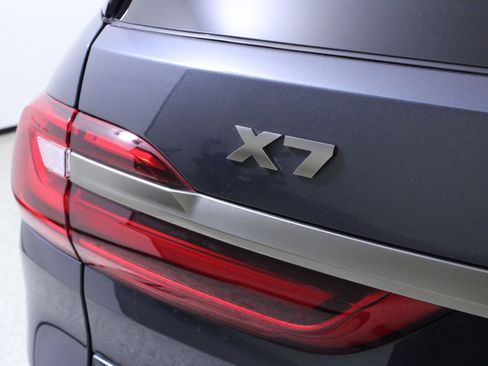 Used 2022 BMW X7 M50i image 9