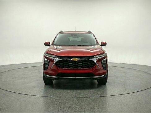 Used 2025 Chevrolet Trax LT image 2