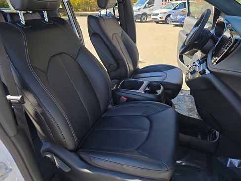 New 2026 Chrysler Pacifica Select image 10