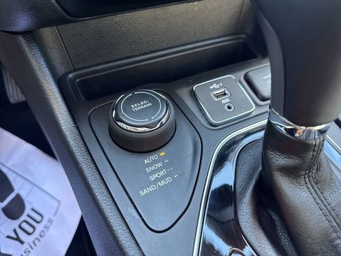 Used 2022 Jeep Cherokee Limited image 29