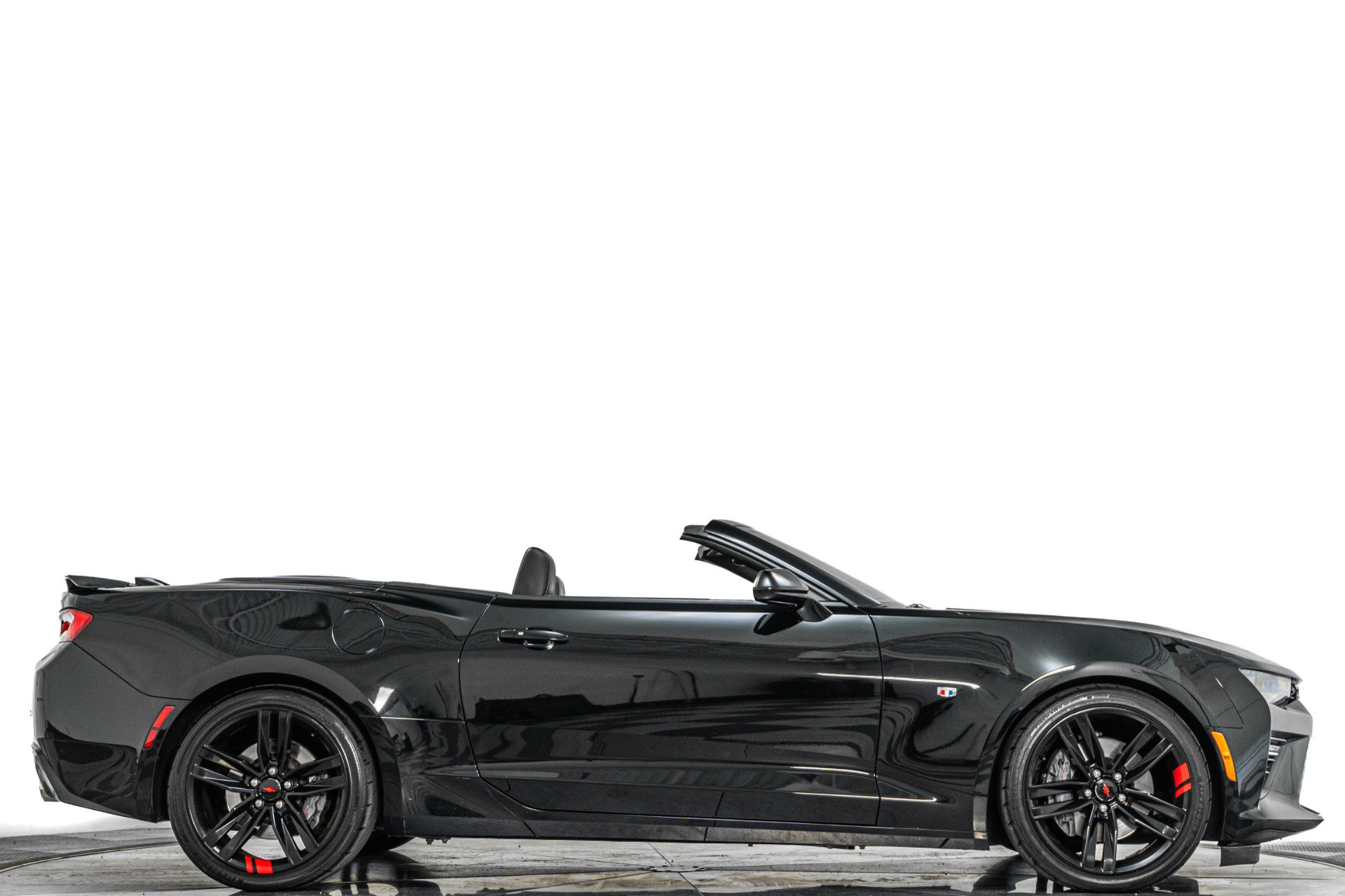 Used 2018 Chevrolet Camaro SS RWD image 2