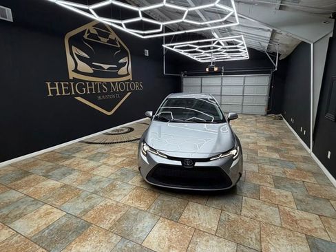 Used 2022 Toyota Corolla LE FWD image 1