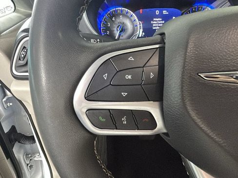 Used 2024 Chrysler Pacifica Touring-L FWD image 17