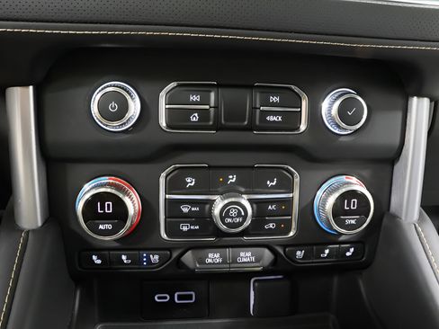 Used 2023 GMC Yukon XL SLT w/ SLT Premium Package AWD/4WD image 9