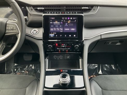 Used 2024 Jeep Grand Cherokee L Altitude image 11
