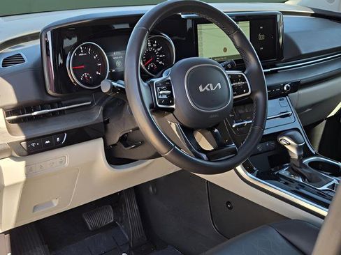 Used 2024 Kia Carnival EX image 18