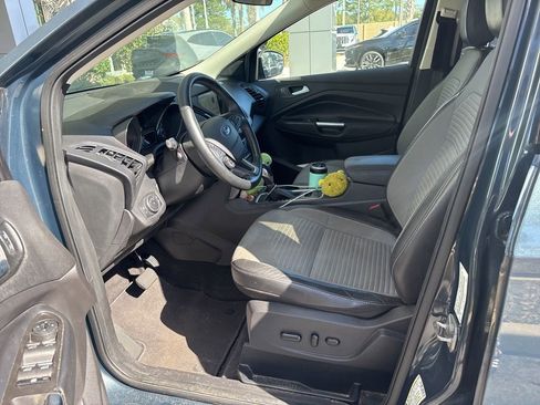 Used 2019 Ford Escape SE image 3