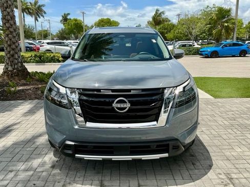 Used 2024 Nissan Pathfinder Platinum FWD image 2
