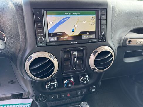 Used 2017 Jeep Wrangler Unlimited Sahara AWD/4WD image 15