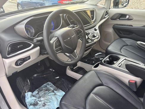 Used 2024 Chrysler Pacifica Touring-L image 3
