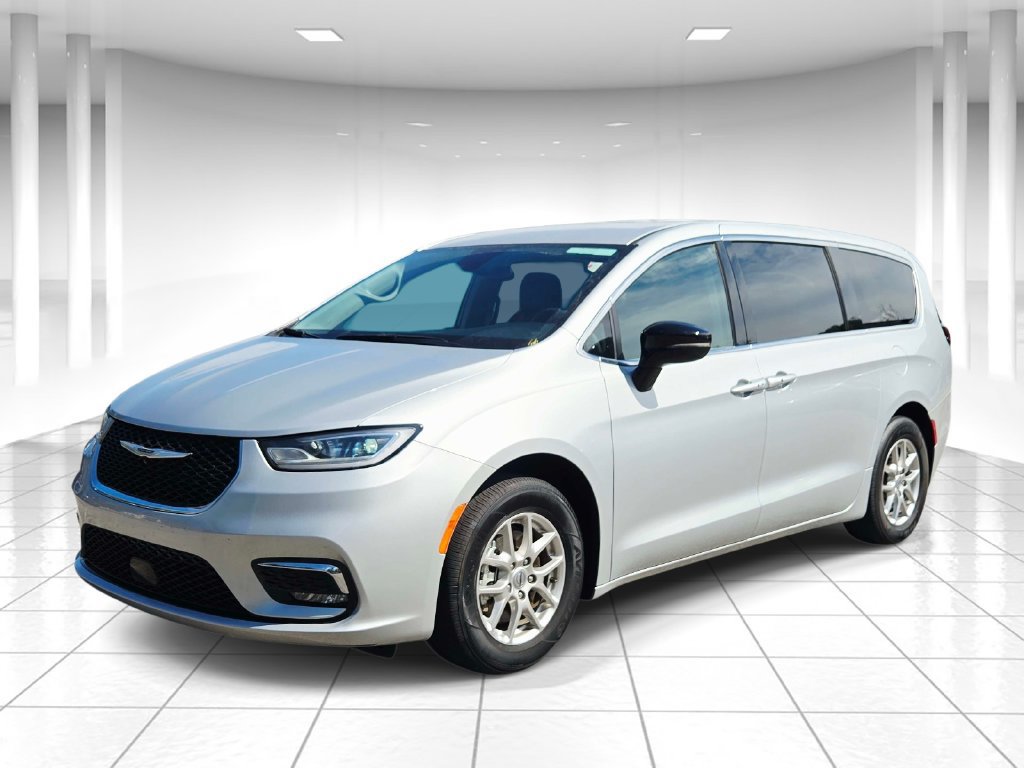 Used 2024 Chrysler Pacifica Touring-L FWD image 7