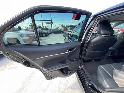 Used 2020 Toyota Camry SE FWD image 12