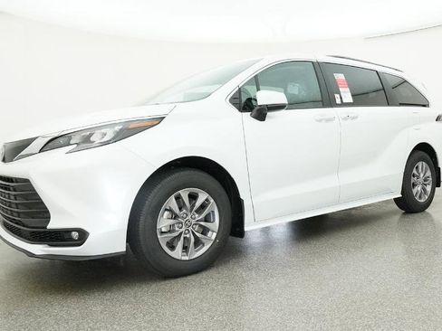 New 2026 Toyota Sienna XLE FWD image 20