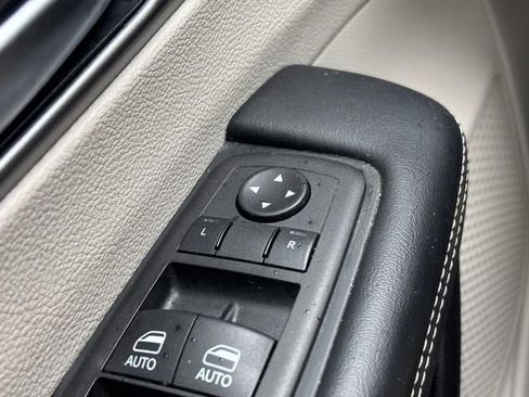 Used 2023 Chrysler Pacifica Touring-L image 23