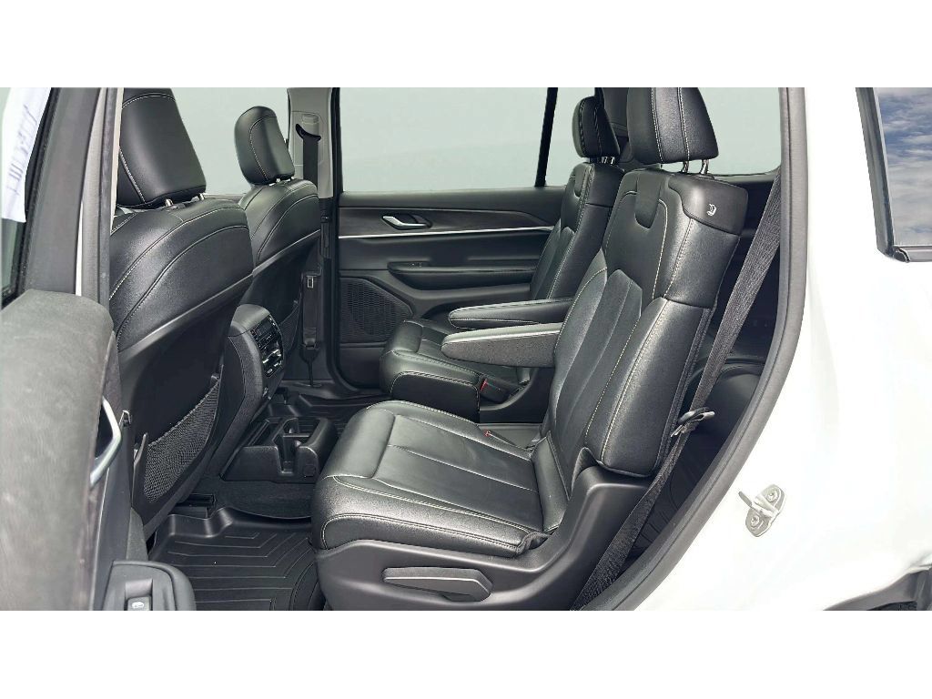 Used 2023 Jeep Grand Cherokee L Limited AWD/4WD image 13