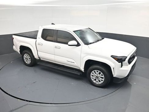 Used 2024 Toyota Tacoma SR5 AWD/4WD image 40
