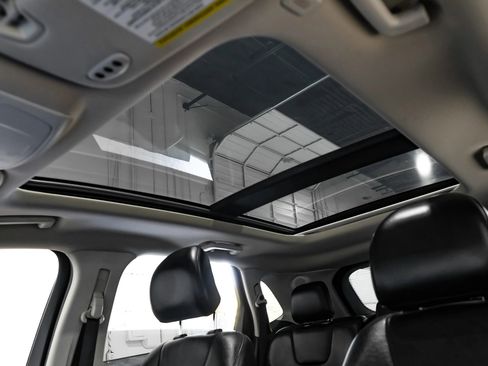 Used 2019 Ford Edge Titanium image 27