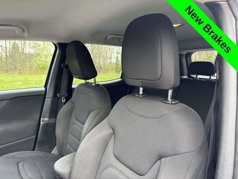 Used 2018 Jeep Renegade Latitude FWD image 6
