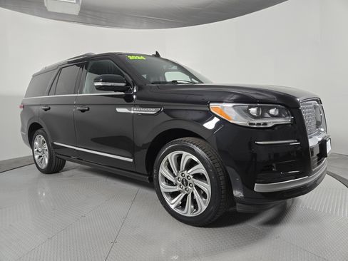 Used 2024 Lincoln Navigator Premiere image 2