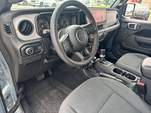 Used 2025 Jeep Gladiator Sport AWD/4WD image 16