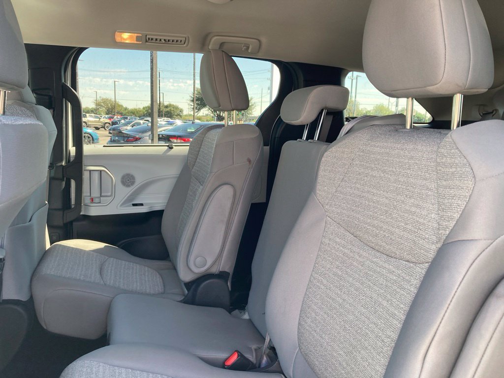 Used 2025 Toyota Sienna LE FWD image 11