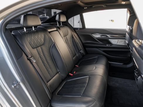 Used 2020 BMW 750i xDrive w/ Executive Package image 32