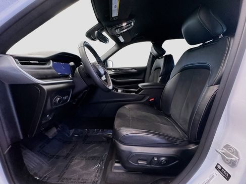 Used 2023 Jeep Grand Cherokee L Laredo image 13