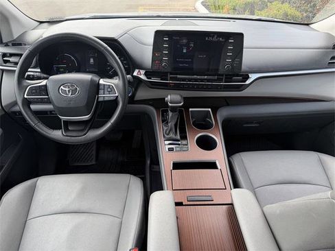 Certified 2024 Toyota Sienna XLE image 9