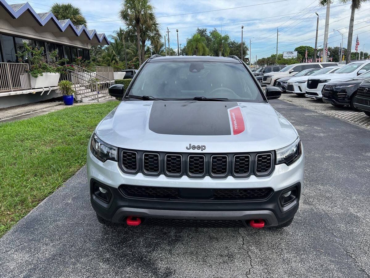 Used 2025 Jeep Compass Trailhawk AWD/4WD image 3