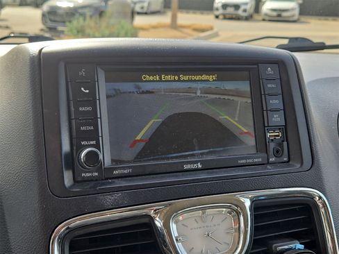 Used 2016 Chrysler Town & Country Touring image 18