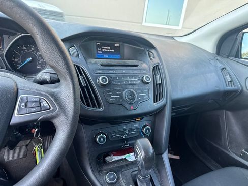Used 2017 Ford Focus SE FWD image 2