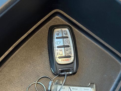 Used 2025 Chrysler Pacifica Select image 23