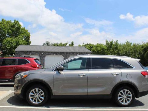 Used 2017 Kia Sorento FWD w/ LX Convenience Package image 10