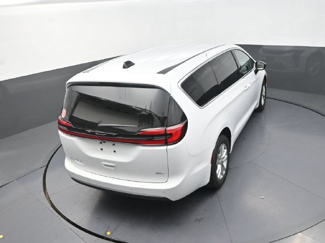 New 2027 Chrysler Pacifica Select AWD/4WD image 16