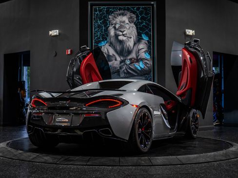 Used 2018 McLaren 570S Spider image 28