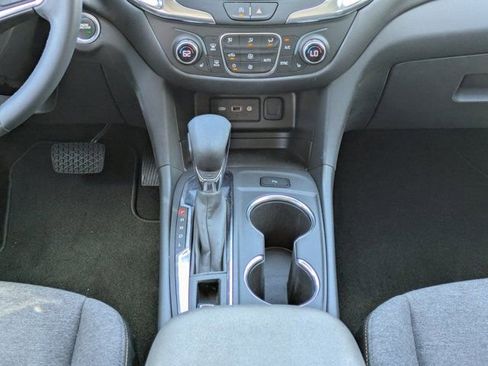 Used 2024 Chevrolet Equinox LT FWD image 18