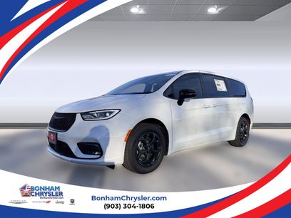 New 2024 Chrysler Pacifica Limited w/ Uconnect Theater Family Group