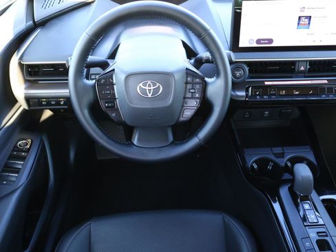 Used 2025 Toyota Prius XLE image 9
