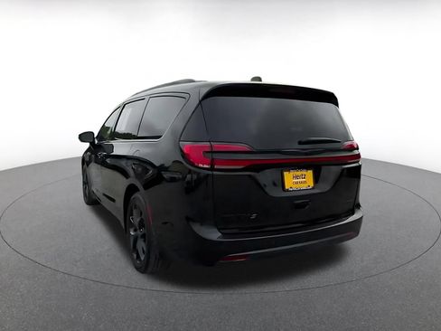 Used 2025 Chrysler Pacifica Limited FWD image 11