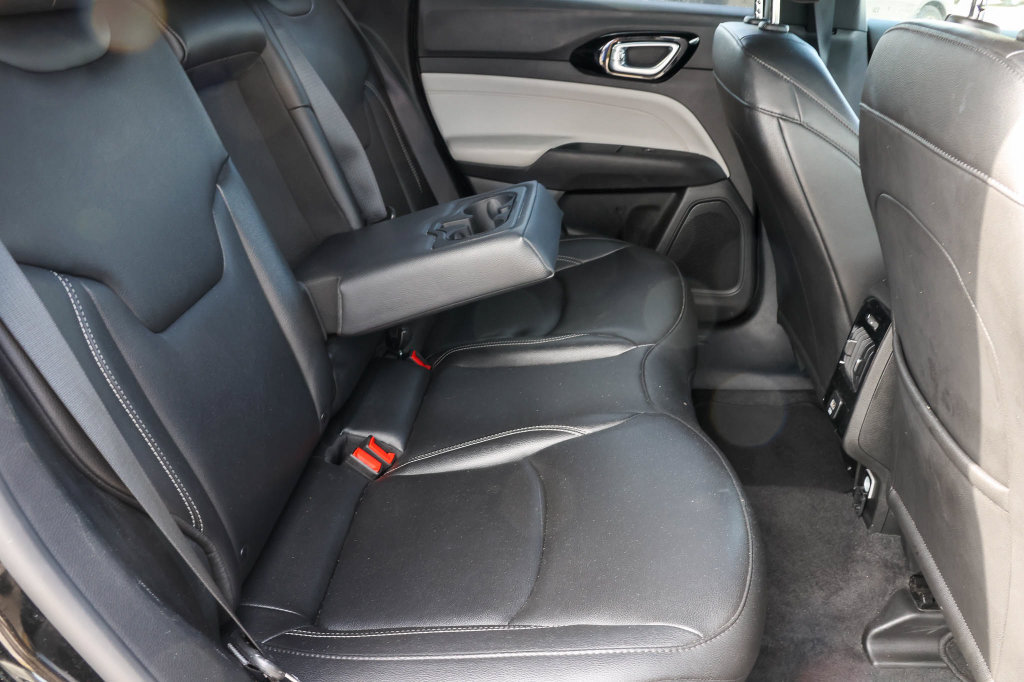 Used 2025 Jeep Compass Limited AWD/4WD image 18