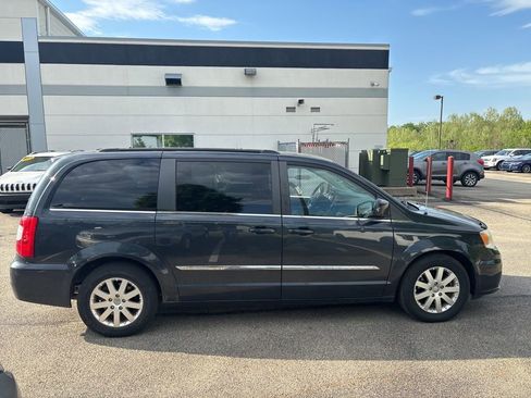 Used 2014 Chrysler Town & Country Touring FWD image 8