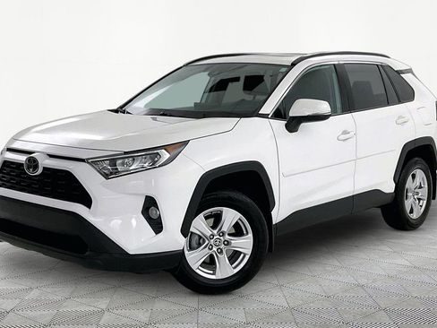 Used 2021 Toyota RAV4 XLE w/ Convenience Package FWD image 3