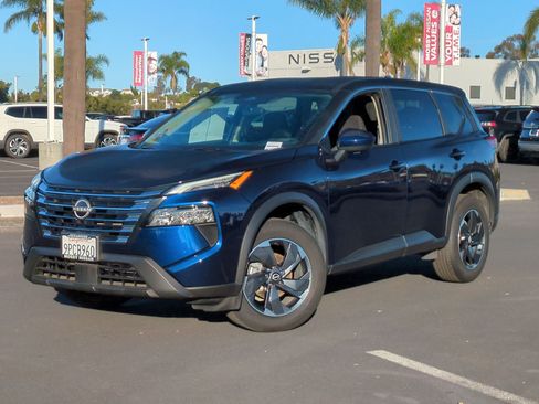 Certified 2025 Nissan Rogue SV image 1
