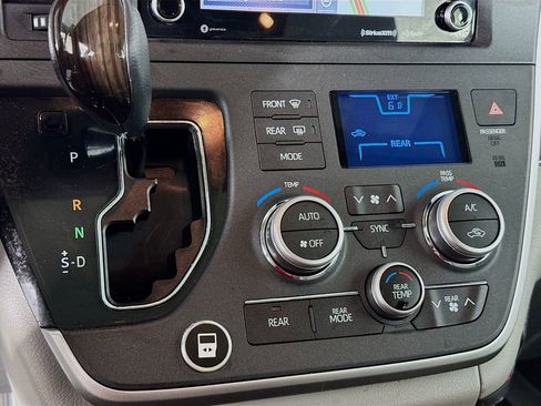 Used 2020 Toyota Sienna XLE Premium image 21