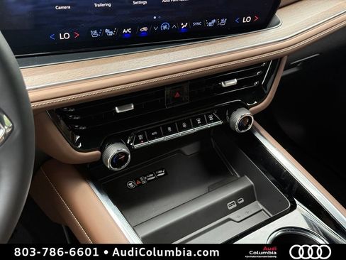 Used 2026 Chevrolet Suburban High Country AWD/4WD image 38