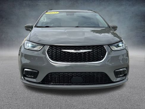 Used 2022 Chrysler Pacifica Touring-L image 2