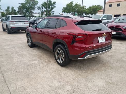 Used 2025 Chevrolet Trax LT w/ LT Convenience Package FWD image 8