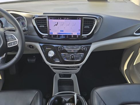 Used 2023 Chrysler Pacifica Touring-L FWD image 15