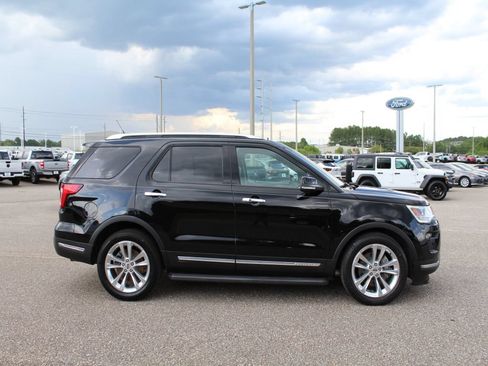 Used 2018 Ford Explorer Limited w/ Equipment Group 301A FWD image 3