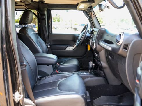 Used 2018 Jeep Wrangler Unlimited Rubicon w/ Connectivity Group AWD/4WD image 8